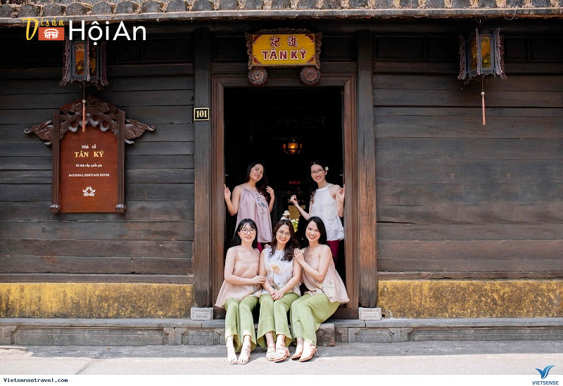 Nhà cổ tấn ký