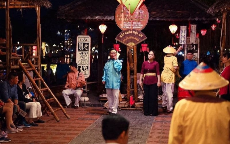 Thả đèn hoa đăng Hội An