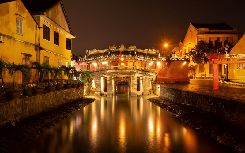 Thả đèn hoa đăng Hội An