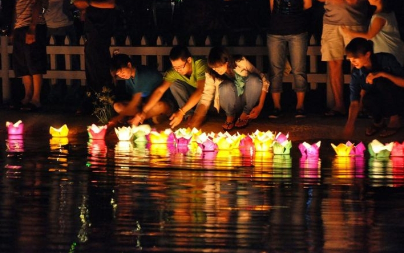 Thả đèn hoa đăng Hội An